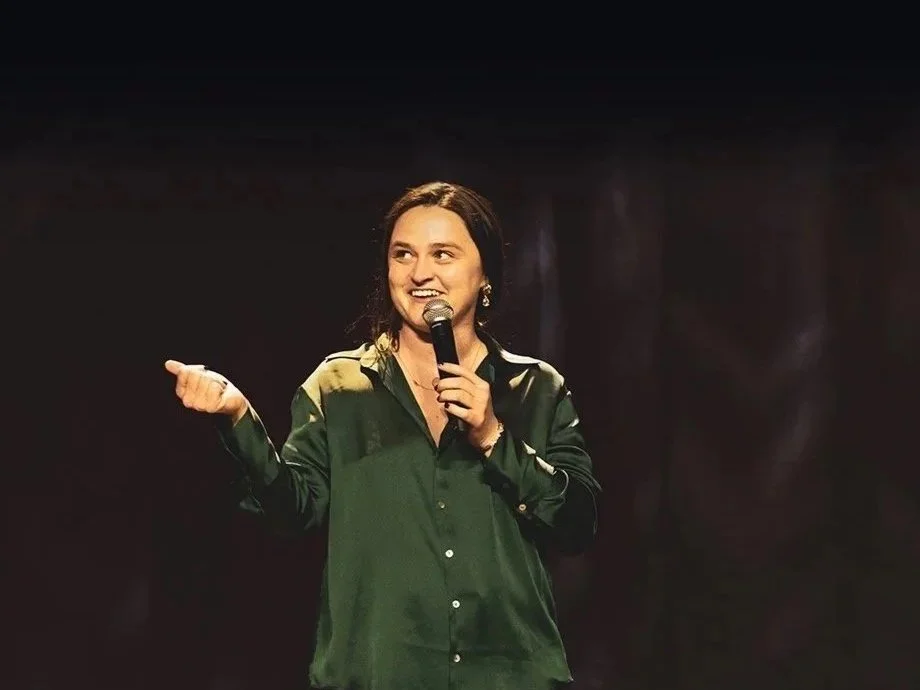 Amber Autry performing on tour